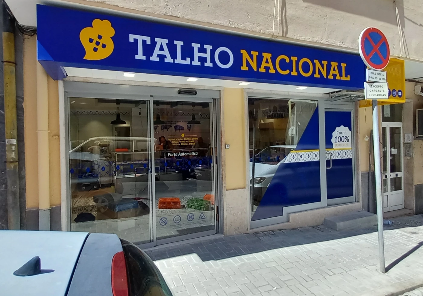 Fachada da talho nacional com porta automática.